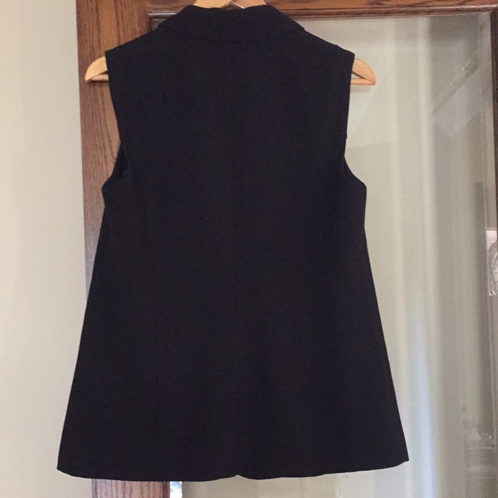 Sleeveless Structured Vest - Picture 4 of 7